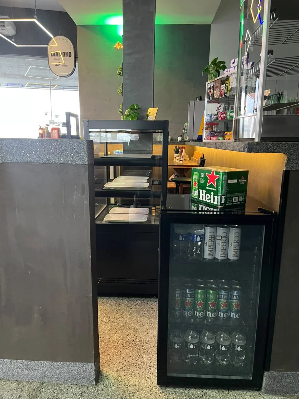 Vitrine e refrigerador de bebidas junto ao balcão da cafeteria Sumrak 408