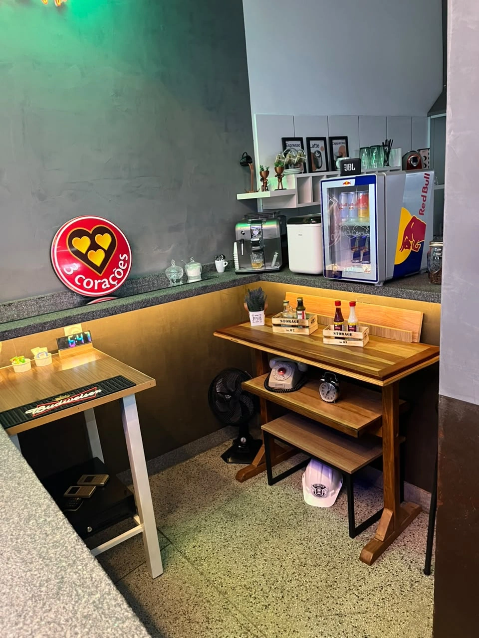 Estação de café da Sumrak 408 com máquina, xícaras e bancada de apoio